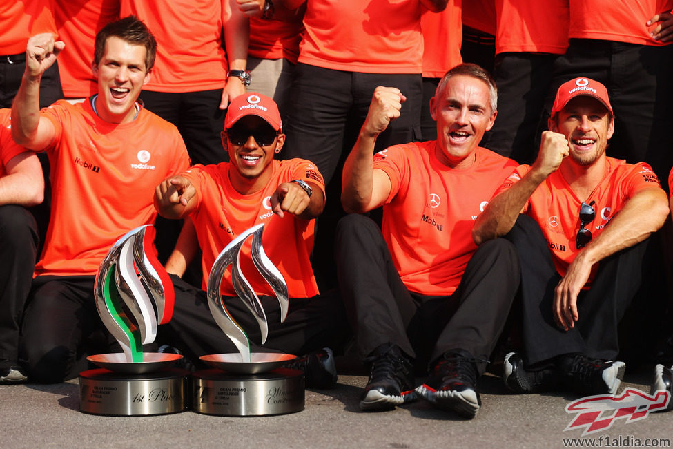 Hamilton, Whitmarsh y Button celebrando el triunfo en Monza