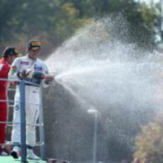 Sergio Pérez y Fernando Alonso con el champán en el podio de Monza