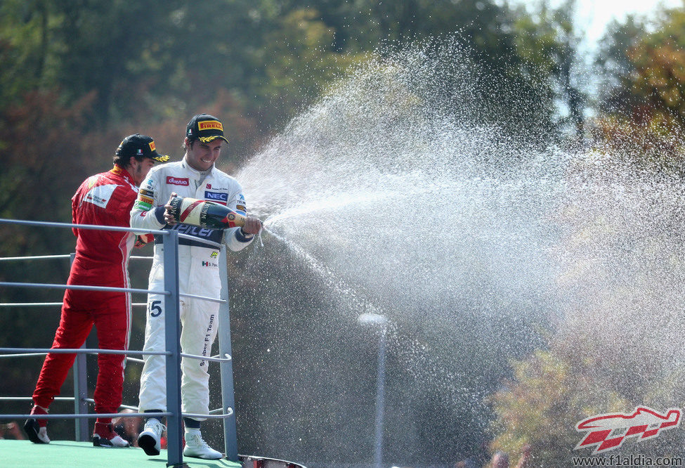 Sergio Pérez y Fernando Alonso con el champán en el podio de Monza