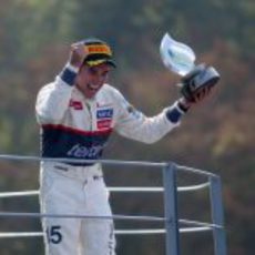 Sergio Pérez levanta su trofeo de segundo en el GP de Italia 2012