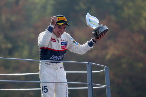 Sergio Pérez levanta su trofeo de segundo en el GP de Italia 2012