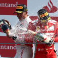 Hamilton y Alonso con el champán en Monza 2012