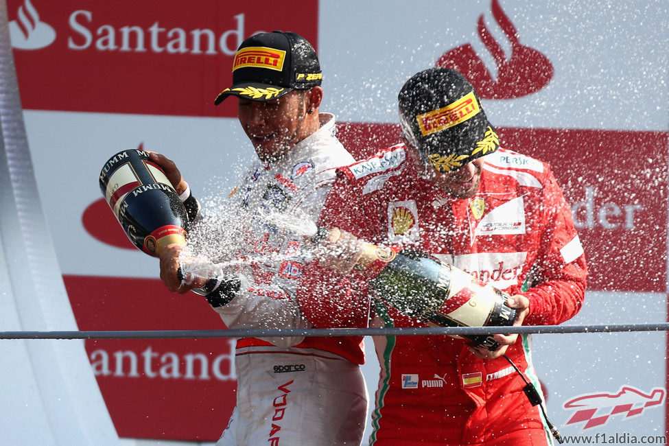 Hamilton y Alonso con el champán en Monza 2012