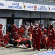 Felipe Massa realiza su parada para poner neumáticos duros