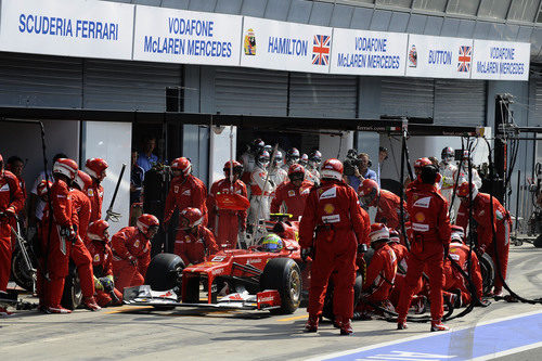 Felipe Massa realiza su parada para poner neumáticos duros