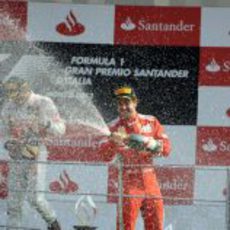 Fernando Alonso celebra su tercer puesto en el podio de Monza