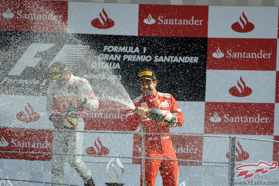 Fernando Alonso celebra su tercer puesto en el podio de Monza