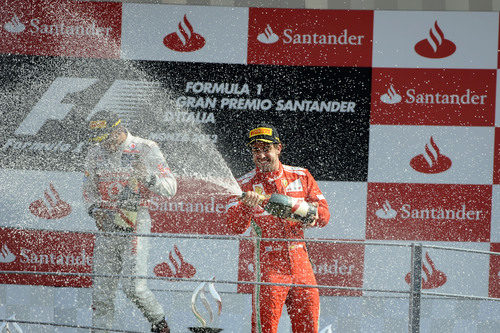 Fernando Alonso celebra su tercer puesto en el podio de Monza