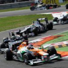 Paul di Resta lidera el grupo en la primera chicane