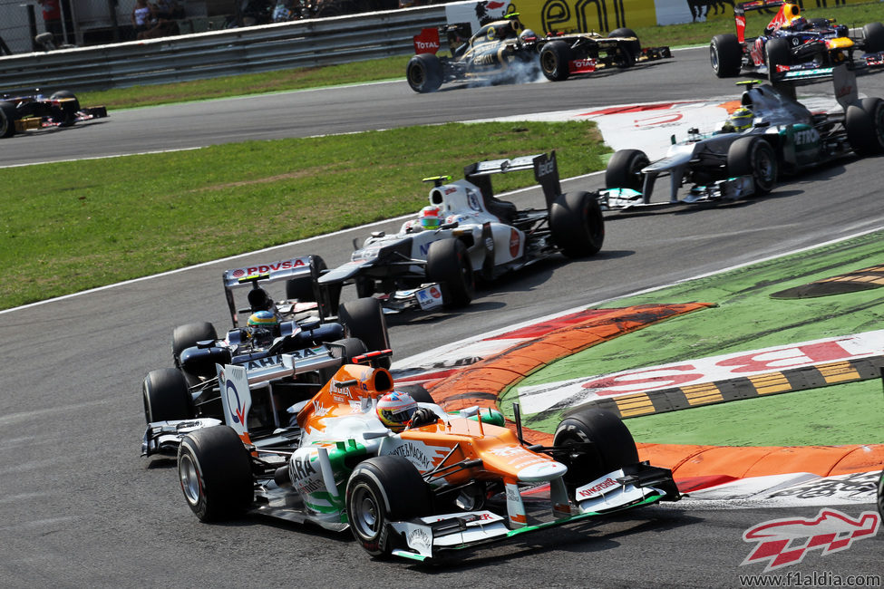 Paul di Resta lidera el grupo en la primera chicane