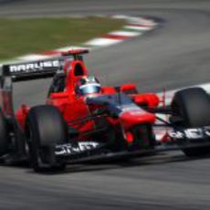 Timo Glock dañó su alerón delantero en la primera vuelta en Monza