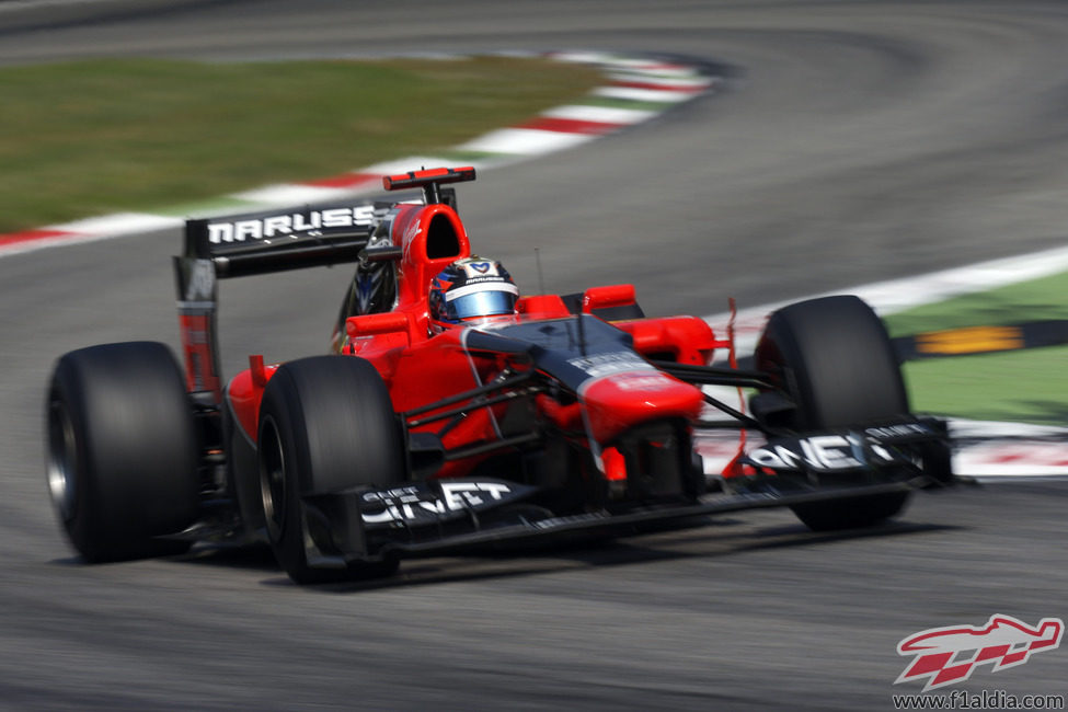 Timo Glock dañó su alerón delantero en la primera vuelta en Monza