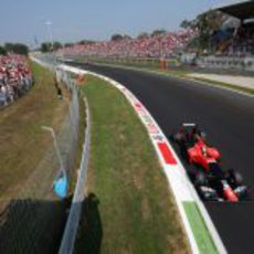 Timo Glock pasa por delante de las gradas en Monza