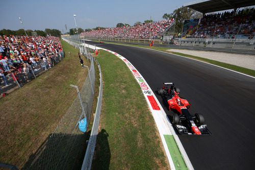 Timo Glock pasa por delante de las gradas en Monza