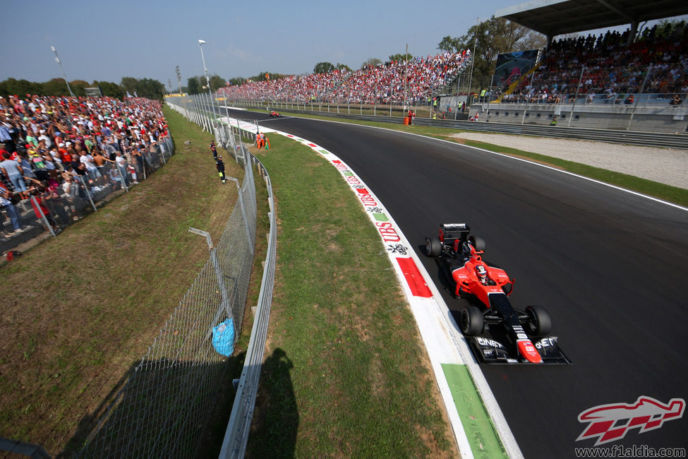 Timo Glock pasa por delante de las gradas en Monza