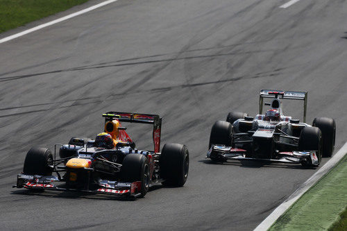 Mark Webber mantiene posición con Kamui Kobayashi