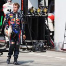 Sebastian Vettel regresa al garaje tras abandonar en Monza