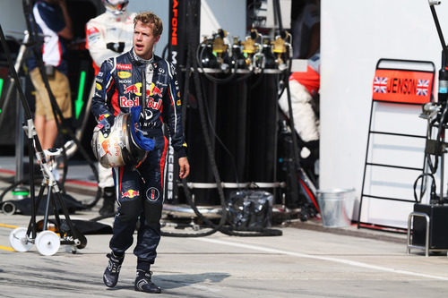 Sebastian Vettel regresa al garaje tras abandonar en Monza