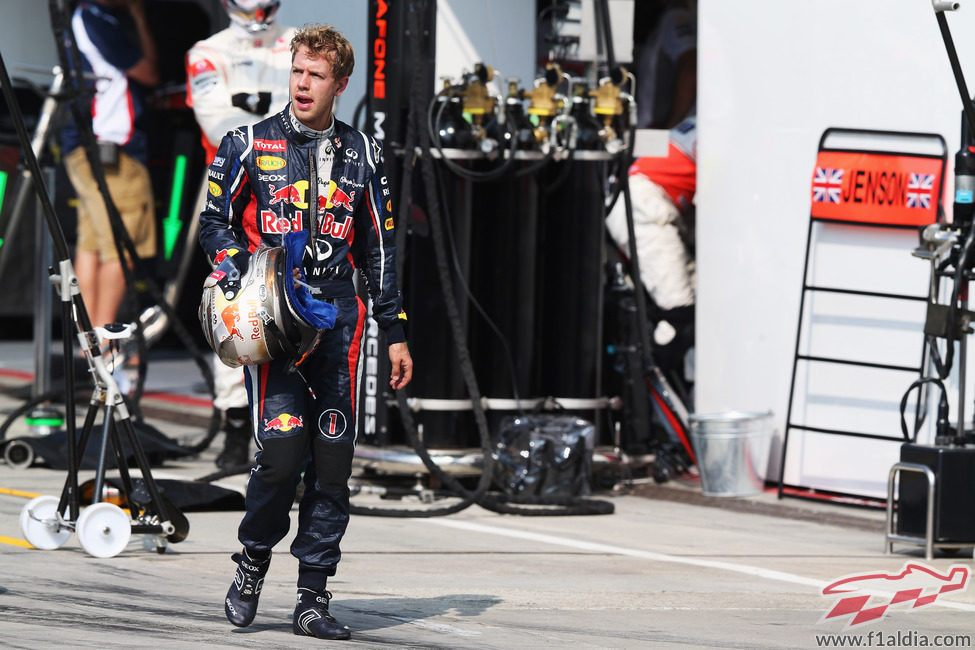 Sebastian Vettel regresa al garaje tras abandonar en Monza