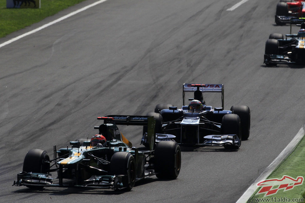 Heikki Kovalainen conduce por delante de Pastor Maldonado