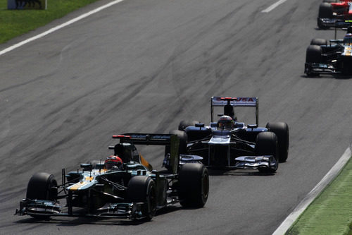 Heikki Kovalainen conduce por delante de Pastor Maldonado