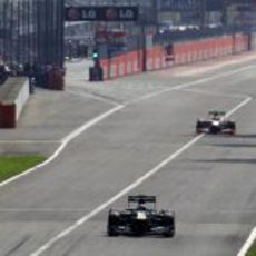 Vitaly Petrov pasa por la recta principal del circuito de Monza