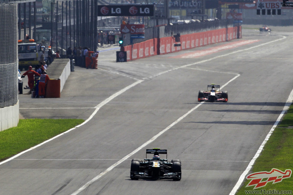 Vitaly Petrov pasa por la recta principal del circuito de Monza