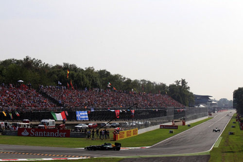 Vitaly Petrov conduce su CT01 durante la carrera de Monza