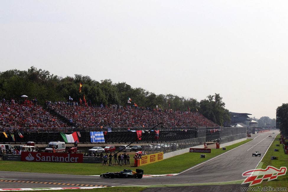 Vitaly Petrov conduce su CT01 durante la carrera de Monza