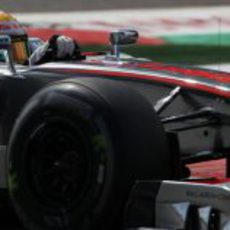 Lewis Hamilton y su MP4-27 sobre el circuito de Spa-Francorchamps