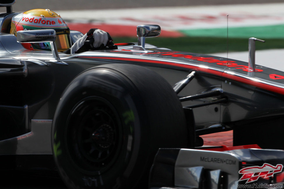 Lewis Hamilton y su MP4-27 sobre el circuito de Spa-Francorchamps