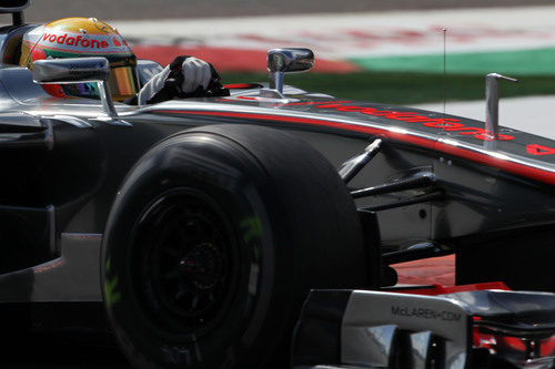 Lewis Hamilton y su MP4-27 sobre el circuito de Spa-Francorchamps