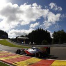 Lewis Hamilton encara Eau Rouge durante la clasificación del GP de Bélgica 2012