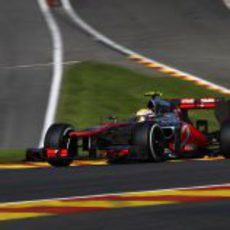Lewis Hamilton luchando por la pole position en la clasificación del GP de Bélgica 2012.