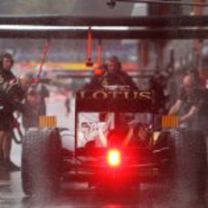 Kimi Räikkönen hace una parada en boxes durante los libres 3 en Bélgica