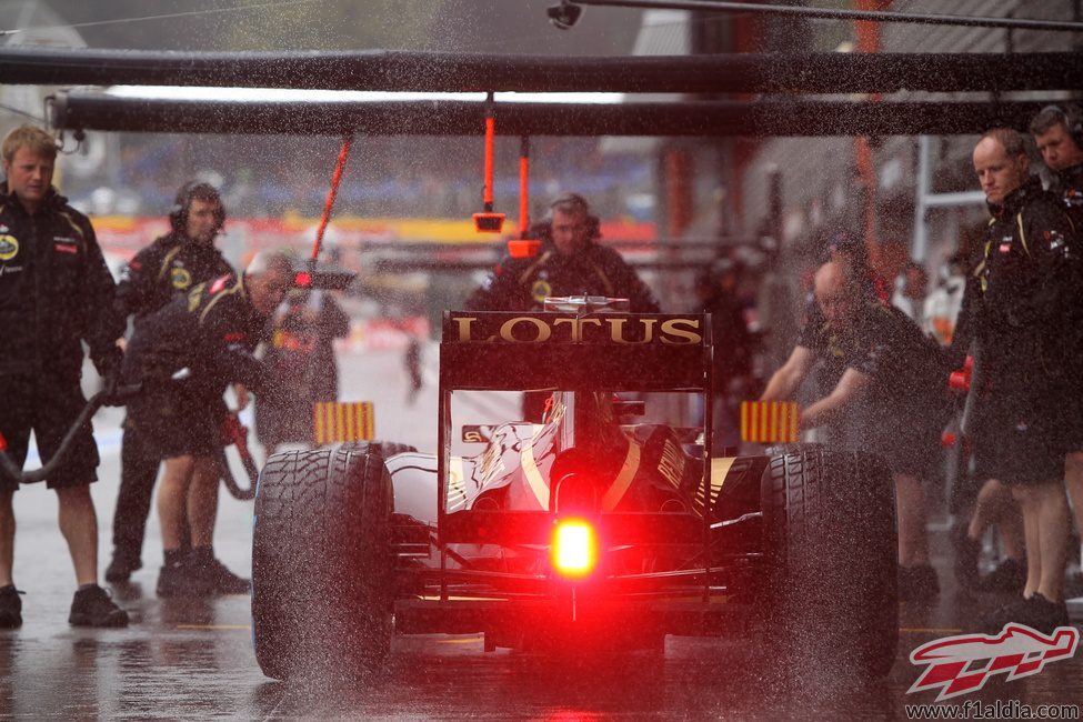 Kimi Räikkönen hace una parada en boxes durante los libres 3 en Bélgica