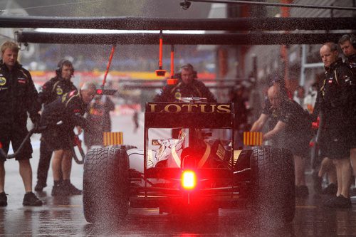 Kimi Räikkönen hace una parada en boxes durante los libres 3 en Bélgica