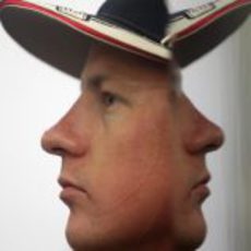 Kimi Räikkönen pensativo momentos antes de la clasificación del GP de Bélgica 2012