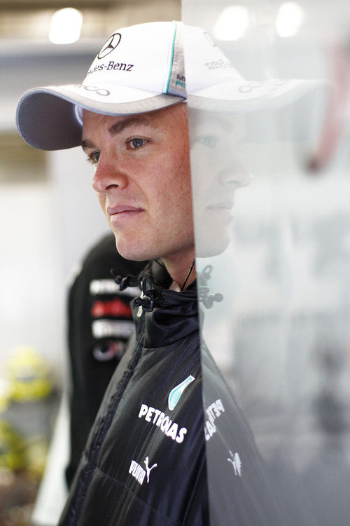 Nico Rosberg espera paciente para subirse al monoplaza