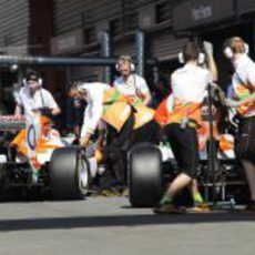 Los dos coches de Force India regresan al garaje