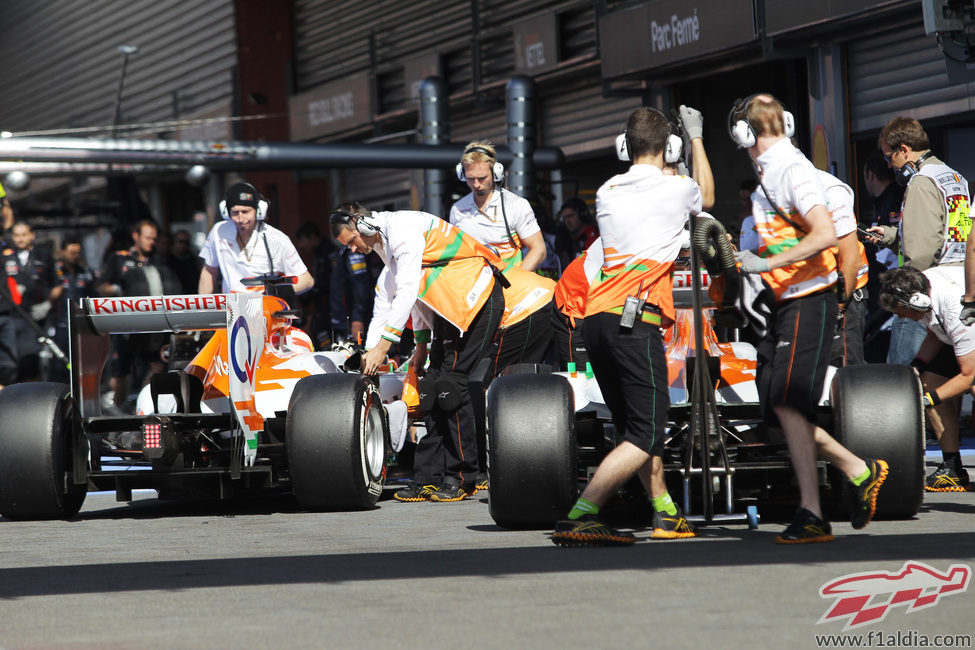 Los dos coches de Force India regresan al garaje