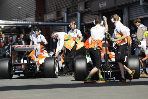 Los dos coches de Force India regresan al garaje