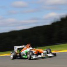 Paul di Resta rueda durante la Q2 de la clasificación en Spa