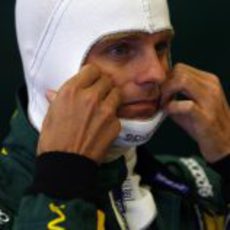 Heikki Kovalainen se prepara para subirse al cT01