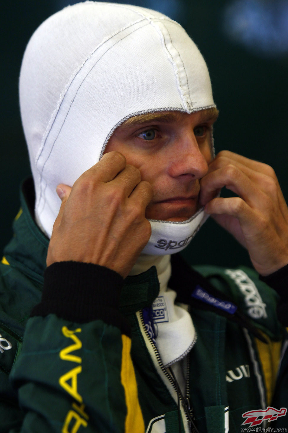 Heikki Kovalainen se prepara para subirse al cT01