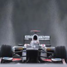 Kamui Kobayashi avanza bajo la lluvia durante la última sesión de libres en Spa