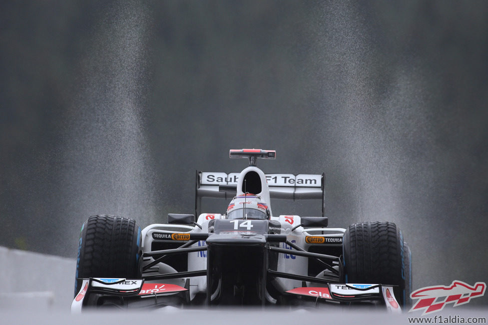 Kamui Kobayashi avanza bajo la lluvia durante la última sesión de libres en Spa