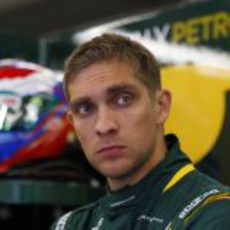 Vitaly Petrov espera en el garaje de Caterham