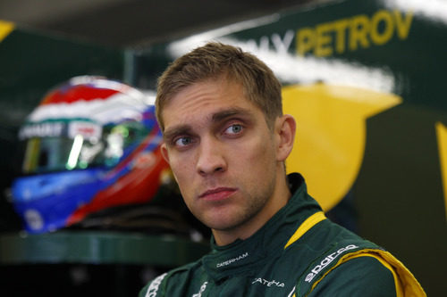 Vitaly Petrov espera en el garaje de Caterham