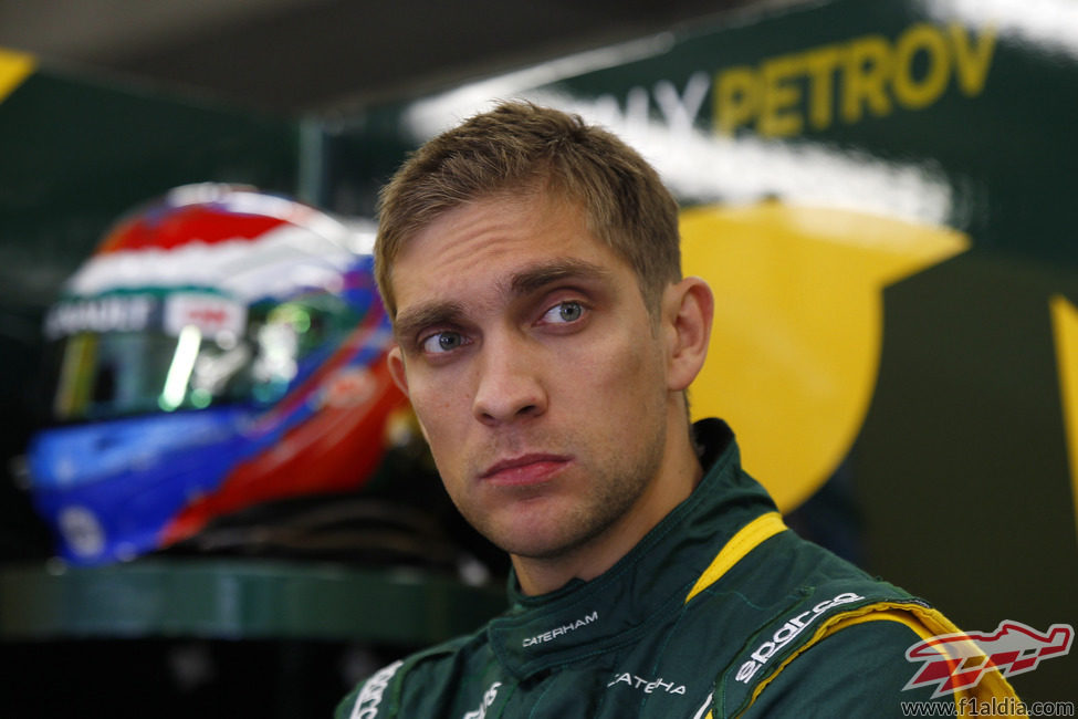 Vitaly Petrov espera en el garaje de Caterham